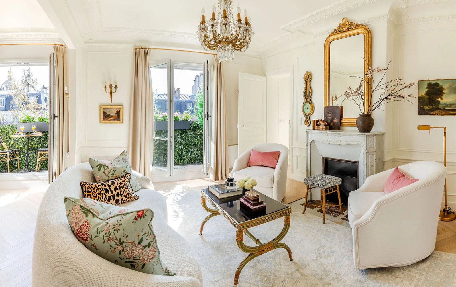 A Luminous Paris Apartment for Sale – Move-In Ready!